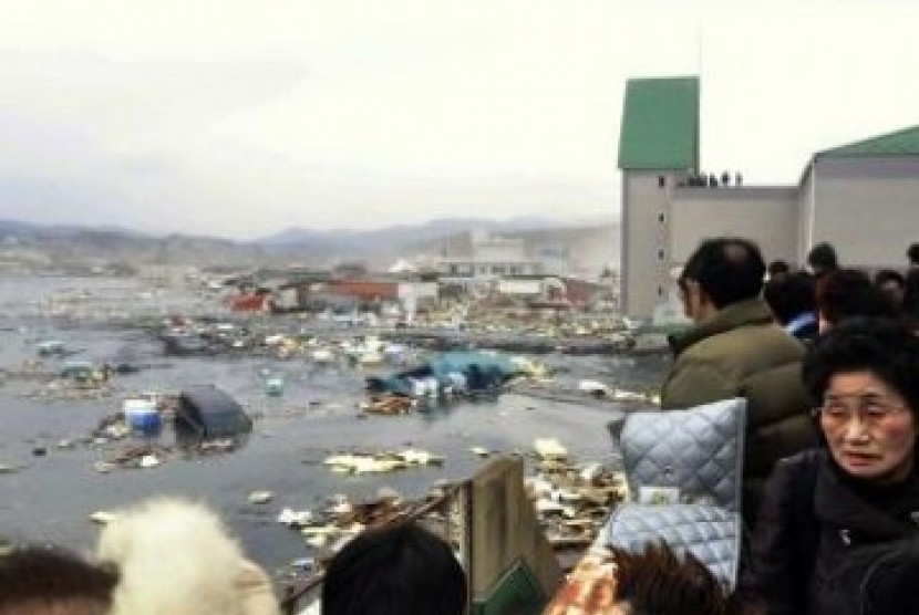 Sebuah elabuhan di Prefektur Miyagi, Jepang, porak-poranda setelah diguncang gempa dan diterjang tsunami, Jumat (12/3/2011)