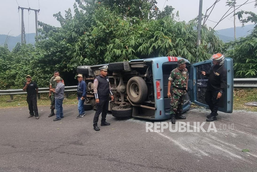 Sebuah elf yang membawa rombongan dosen mengalami kecelakaan tunggal terguling di Jalan alternatif Cibadak-Palabuhanratu, Kabupaten Sukabumi, Senin (3/2/2025) pagi. Akibatnya, belasan orang mengalami luka dan harus dilarikan ke rumah sakit untuk dirawat. 