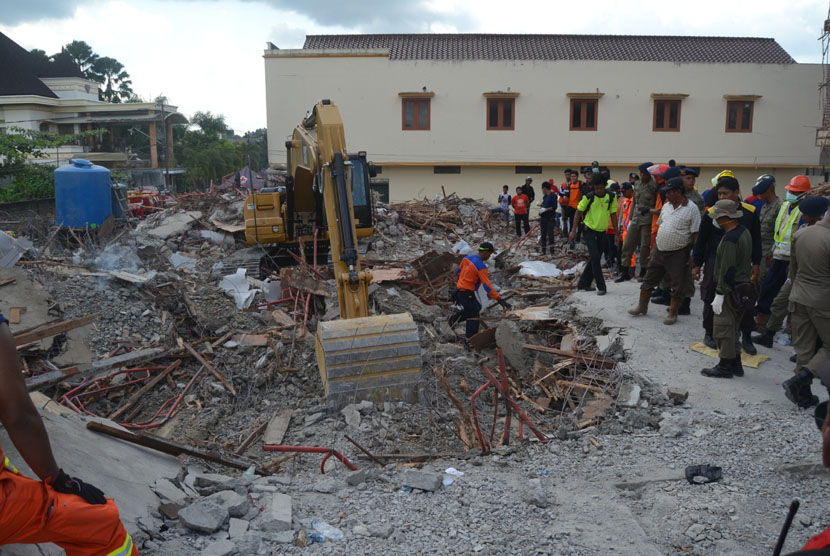 Sebuah eskavator melakukan penggalian untuk mencari korban ambruknya ruko Cendrawasih Permai di Jalan Ahmad Yani Samarinda, Kalimantan Timur, Rabu (4/6).  (Antara/Amirullah)