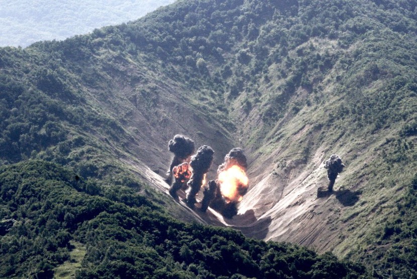 Sebuah foto handout yang dibuat oleh Angkatan Udara AS pada 1 September 2017 menunjukkan amunisi dari misi bilateral Angkatan Udara AS, Korps Marinir AS dan Pasukan Udara Korea Selatan (ROKAF), meledak di Range Pilsung, Korea Selatan.