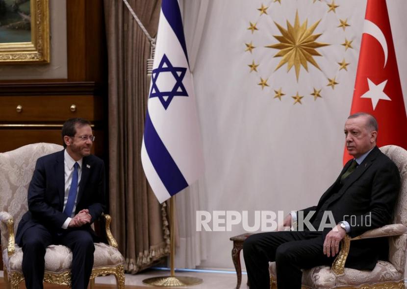  Sebuah foto selebaran yang disediakan oleh Kantor Pers Presiden Turki menunjukkan, Presiden Israel Isaac Herzog (kiri) berbicara dengan Presiden Turki Recep Tayyip Erdogan (kanan) sebelum pertemuan mereka di Ankara, Turki, 09 Maret 2022. Presiden Herzog adalah presiden Israel pertama yang mengunjungi Turki sejak 2007. 