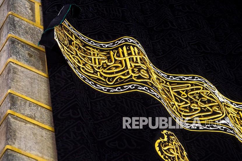 Sebuah foto yang dirilis oleh Kementerian Media Saudi menunjukkan proses penggantian kain kiswah Kabah yang baru di Masjidil Haram, Makkah, Arab Saudi. (Ilustrasi).