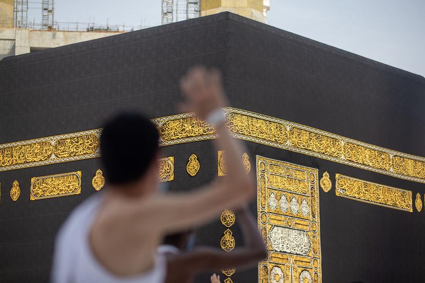 Jamaah Jalani Karantina Usai Tuntaskan Ritual Haji. Sebuah foto selebaran yang disediakan oleh Kementerian Media Saudi menunjukkan para jamaah haji berdoa selama Tawaf Al-Ifadah selama ritual simbolis 