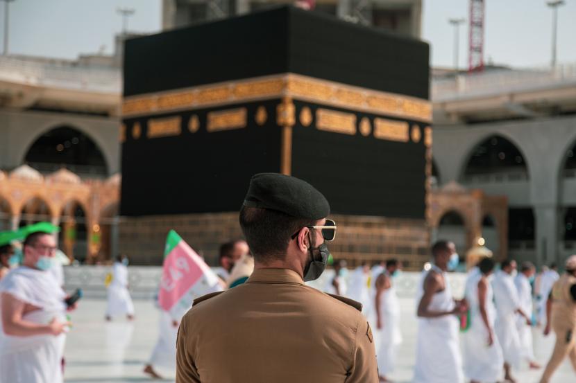  Arab Saudi Segera Evaluasi Haji dan Siapkan Umroh. Foto: Sebuah foto selebaran yang disediakan oleh Kementerian Media Saudi menunjukkan para jamaah haji berdoa selama Tawaf Al-Ifadah selama ritual simbolis 