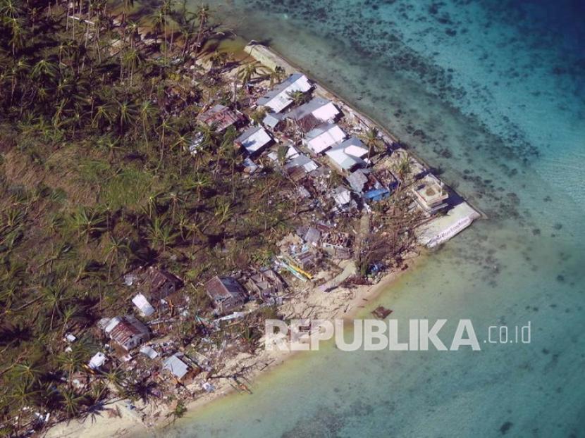  Sebuah foto selebaran yang disediakan oleh Penjaga Pantai Filipina (PCG) menunjukkan pemandangan udara dari sebuah desa yang terkena dampak topan di Surigao Del Norte, Filipina selatan, 17 Desember 2021. Menurut Dewan Manajemen dan Pengurangan Risiko Bencana Nasional (NDRRMC), di sedikitnya enam orang tewas dan hampir 200.000 lainnya yang tinggal di sepanjang jalur Topan Rai dievakuasi. 