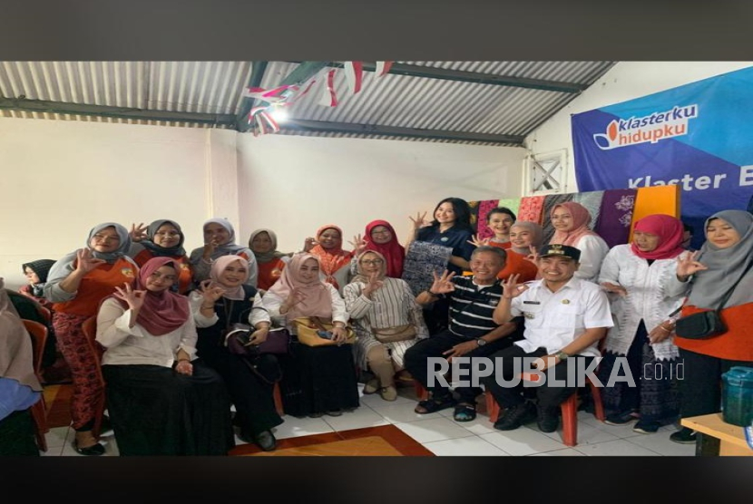 Sebuah foto yang diduga memperlihatkan Lurah Cigadung M Arif Kurniawan dan jajaran staf Kelurahan Cigadung, Kota Bandung berpose tiga jari beredar. Mereka diduga mendukung pasangan calon nomor urut 3 Farhan-Erwin di pemilihan kepala daerah (pilkada) Kota Bandung. 