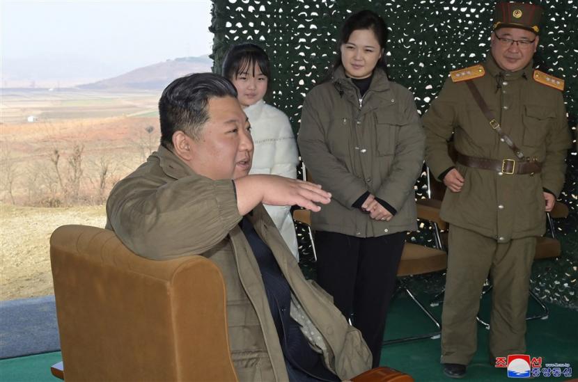  Sebuah foto yang dirilis oleh Kantor Berita Pusat Korea Utara (KCNA) resmi menunjukkan pemimpin Korea Utara Kim Jong-Un (kiri), didampingi putrinya (2-L), dan istrinya Ri Sol Ju (3-L), selama uji tembak rudal balistik antarbenua (ICBM) jenis baru Hwasongpho-17 di bandara Internasional Pyongyang di Pyongyang, Korea Utara, 18 November 2022 (Dikeluarkan pada 19 November 2022). Menurut KCNA, rudal itu terbang hingga ketinggian maksimum 6.040,9 kilometer dan terbang sejauh 999,2 kilometer selama 4.135 detik sebelum mendarat di perairan terbuka Laut Timur. 
