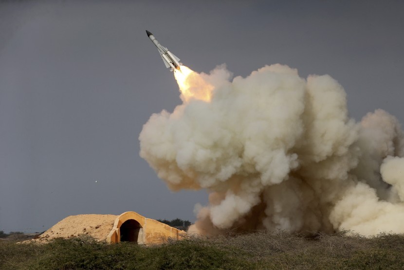 Sebuah foto yang mengilustrasikan peluncuran misil militer Iran di kota Bushehr, pada akhir Desember 2016. Pemerintah AS baru saja menjatuhkan sanksi kepada Iran atas dugaan kepemilikan misil yang bisa membawa senjata nuklir.