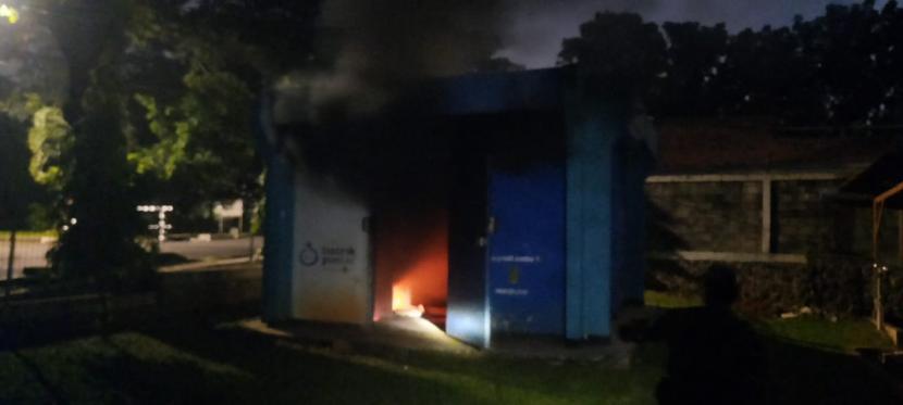 Sebuah gardu besar milik PLN di Jalan Lapangan Tembak, Kelurahan Cilandak Timur, Pasar Minggu, Jakarta Selatan, meledak dan terbakar pada Sabtu (17/4) malam.