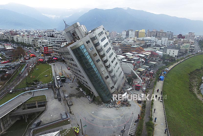 Sebuah gedung hunian di daerah Hualien, selatan Taiwan tampak miring setelah diguncang gempa.