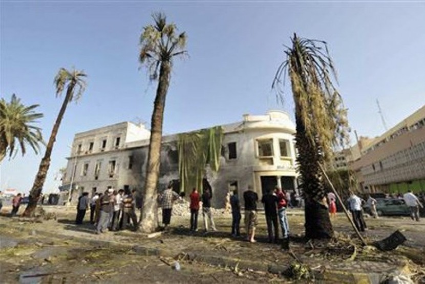 Sebuah gedung terkena ledakan di Libya. Menteri-menteri negara Arab menolak intervensi asing di Libya. Ilustrasi.