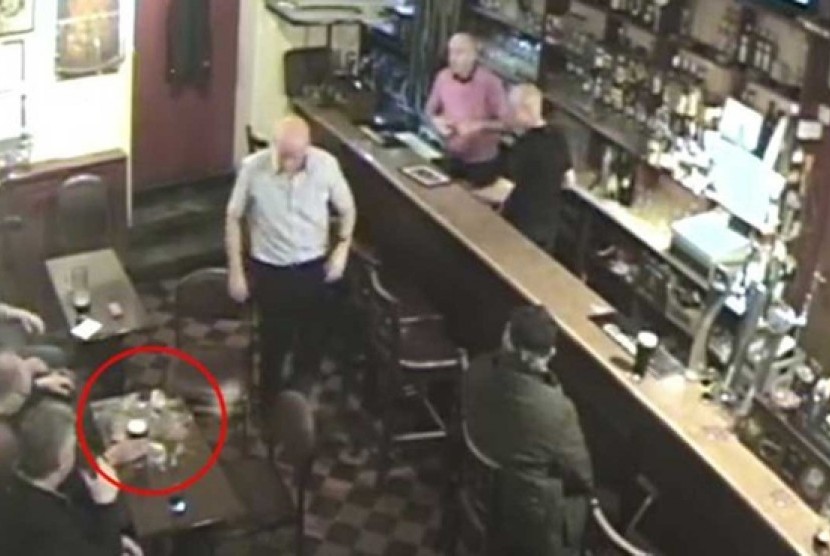 Sebuah gelas tiba-tiba pecah begitu saja tanpa disentuh di Bar Barney Mac