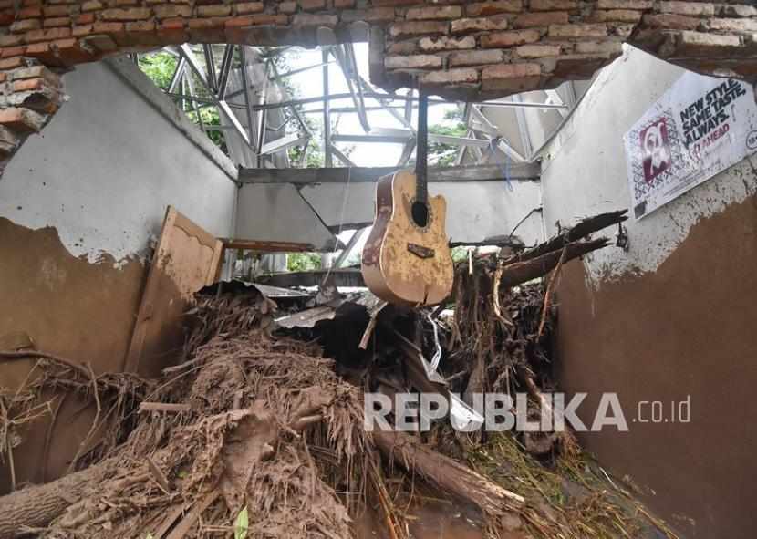Tembok rumah warga roboh akibat diterjang banjir bandang di Lombok Utara, NTB. (Ilustrasi)
