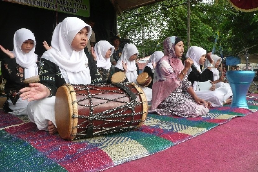Sebuah grup kasidah saat tampil di panggung terbuka pada Parade Kasidah di Depok, Jawa Barat. 