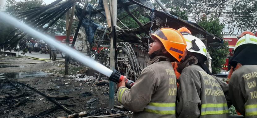 Sebuah gudang berisi peralatan pesta di Jalan Kavling Pemda Cingised, Arcamanik, Kota Bandung ludes terbakar, Kamis (12/10/2023). 