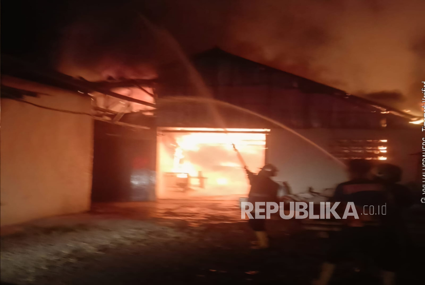 Sebuah Gudang Pabrik di Jalan Padalarang, Desa Kertamulya, Kecamatan Padalarang, Kabupaten Bandung Barat (KBB), Jawa Barat Ludes Terbakar pada Senin (21/7/2025) Malam.