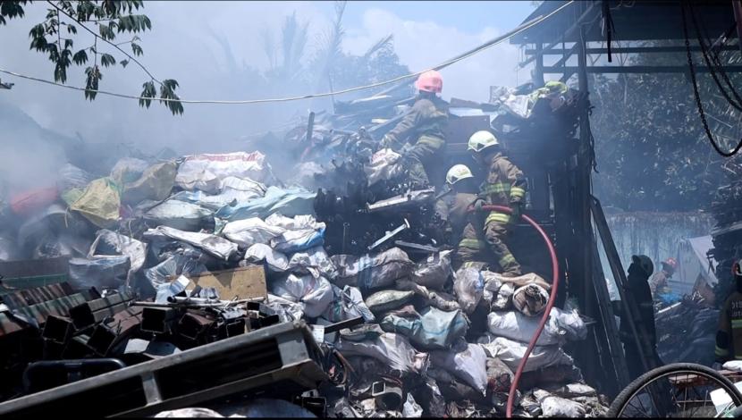 Sebuah gudang rongsok ludes terbakar di wilayah Kecamatan Cimenyan, Kabupaten Bandung, Rabu (30/10/2024) siang. 