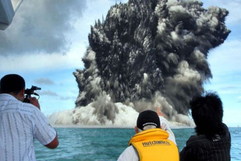 Sebuah gunung berapi bawah laut yang terletak di 10-12 kilometer lepas pantai Tongatapu, Tonga, meletus pada tahun 2009