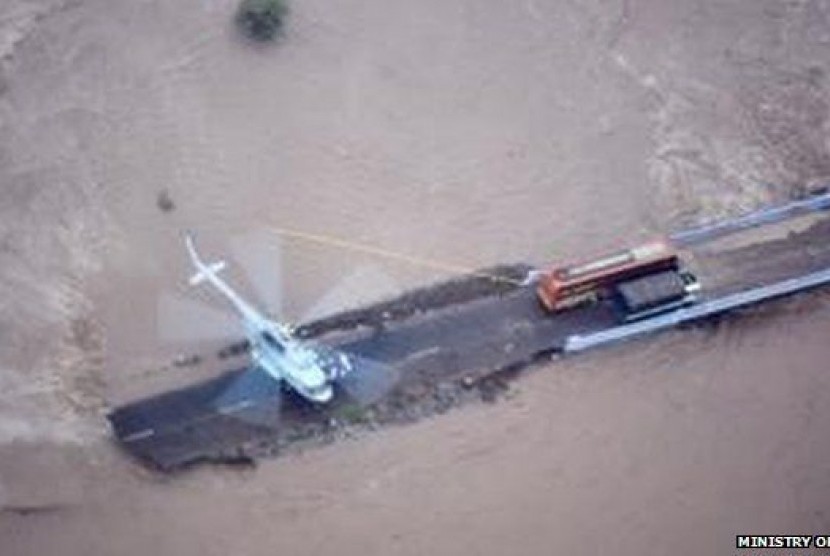 Sebuah helikopter Angkatan Udara India menyelamatkan penumpang bus yang terjebak banjir di Gujarat, India, Kamis (25/6).