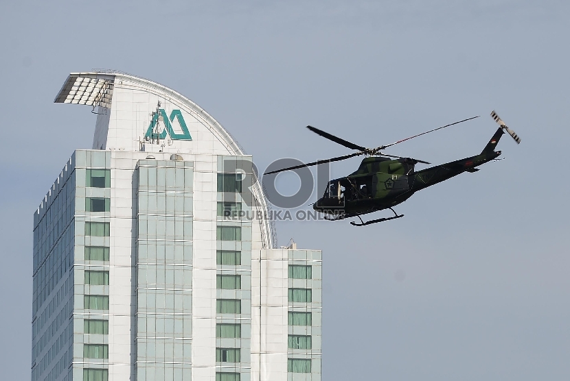 Sebuah helikopter berpatroli untuk mengamankan KTT Asia Afrika di sekitaran Jakarta Convention Centre, Jakarta, Rabu (22/4). (Republika/Raisan Al Farisi)