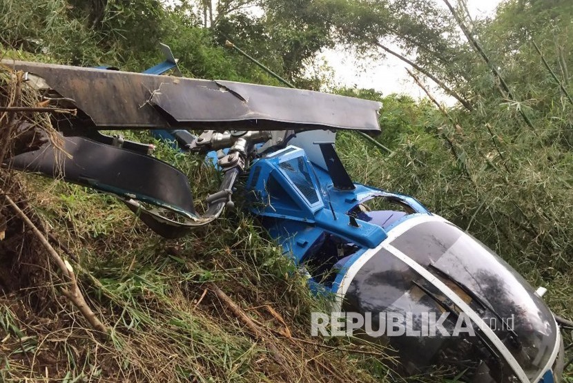 Sebuah helikopter dengan nomor BO-105 PK EAH terjatuh di kawasan perbukitan Situhyang, Desa Sirnaputra, Kecamatan Cigalontang, Kabupaten Tasikmalaya, Sabtu (16/3).