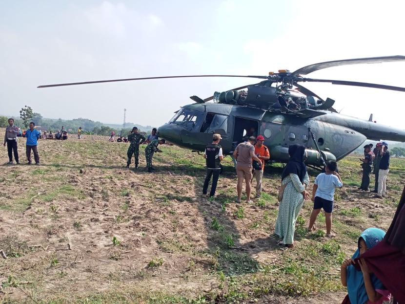 Sebuah helikopter diduga milik TNI AD melakukan pendaratan darurat di areal persawahan wilayah Dukuh Tindik, Desa Kadengan, Kecamatan Randublatung, Kabupaten Blora, Jawa Tengah, Sabtu (2/11/2024). 