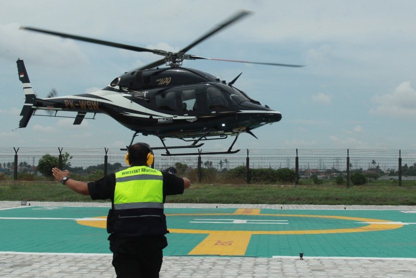 Sebuah helikopter jenis Bell 505 melakukan uji coba pendaratan saat persiapan pengoperasian Terminal Helikopter Cengkareng Heliport Intercity di kawasan Bandara Soekarno Hatta, Tangerang, Banten, Jumat (12/4/2019).
