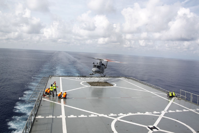  Sebuah helikopter melakukan pendaratan di atas dek KRI Makassar 590 yang sedang berlayar di Laut China Selatan, Selasa (1/4).  Guru Besar Hukum Internasional menyebut Indonesia tak perlu tanggapi protes China terkait Laut China Selatan.(Antara/Joko Sulistyo)