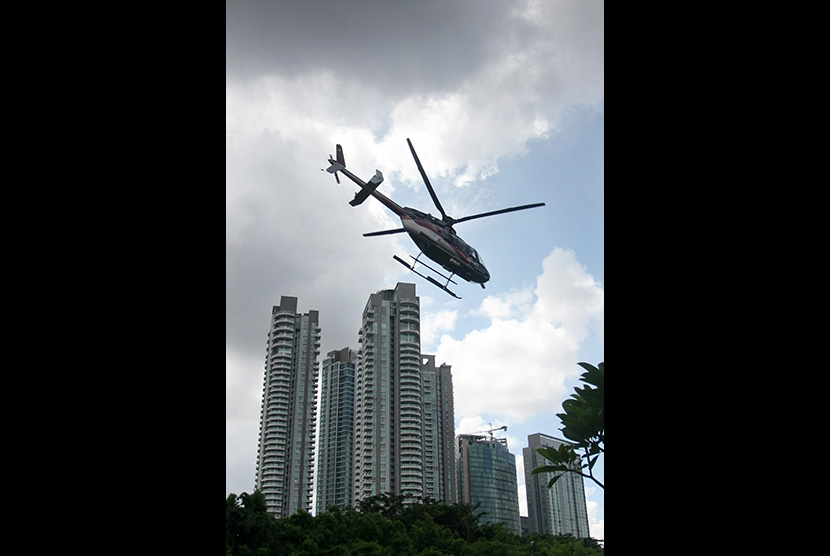 Sebuah helikopter melintasi gedung apartemen di Jakarta.  (ilustrasi). Perusahaan properti PT Diamond Citra Propertindo Tbk  targetkan laba bersih Rp 30 miliar.
