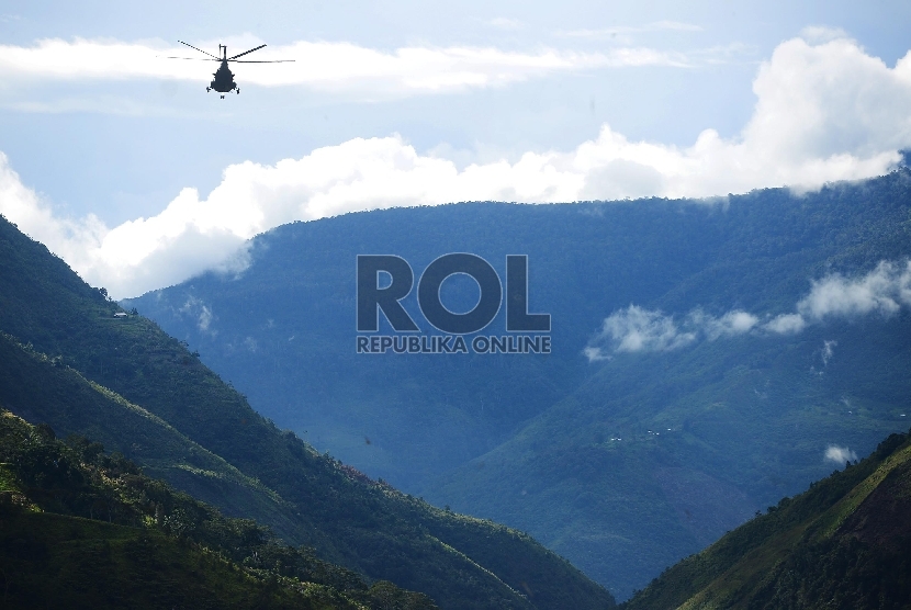  Sebuah helikopter milik TNI terbang di Papua. (Ilustrasi)