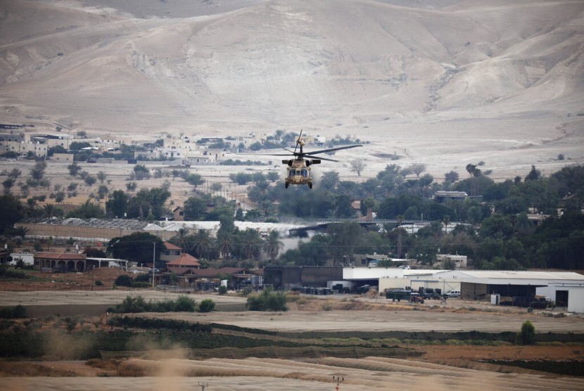 Sebuah helikopter yang membawa Perdana Menteri Israel Benjamin Netanyahu tinggal landas setelah pertemuan kabinet di Lembah Yordan di Tepi Barat yang dikuasai Israel, Ahad (15/9). 