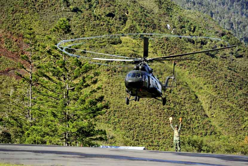  Sebuah helikopter yang membawa prajurit Kopassus TNI AD bersiap mendarat di Bandara Mulia, Kabupaten Puncak Jaya, Papua. Dalam kontak senjata pada Rabu (18/8), TNI memastikan tidak ada prajuritnya yang gugur saat berhadapan dengan TPNPB-OPM.