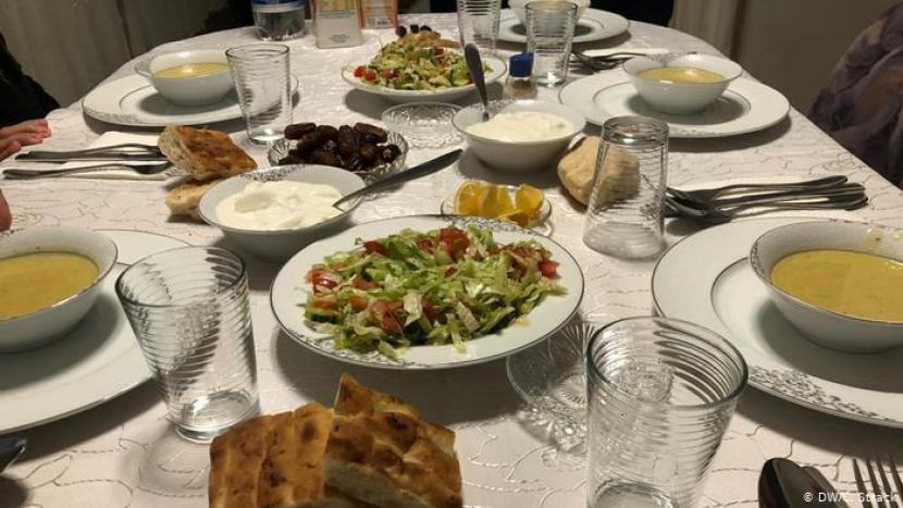 Sebuah hidangan berbuka puasa Ramadhan di salah satu keluarga Muslim di Jerman. (ILUSTRASI)