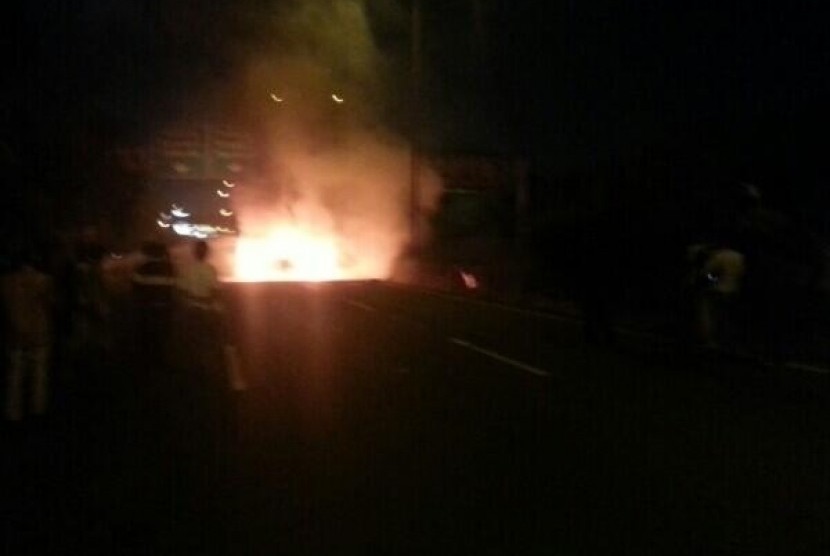 Sebuah Honda City terbalik dan terbakar di Tol Kebon Jeruk.