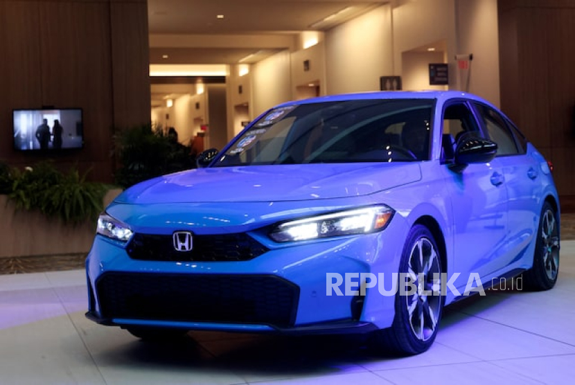 Sebuah Honda Civic Hybrid terlihat dipajang setelah memenangkan penghargaan Mobil Terbaik Amerika Utara 2025 pada hari media di Detroit Auto Show 2025 di Huntington Place di Detroit, Michigan, AS 10 Januari 2025.