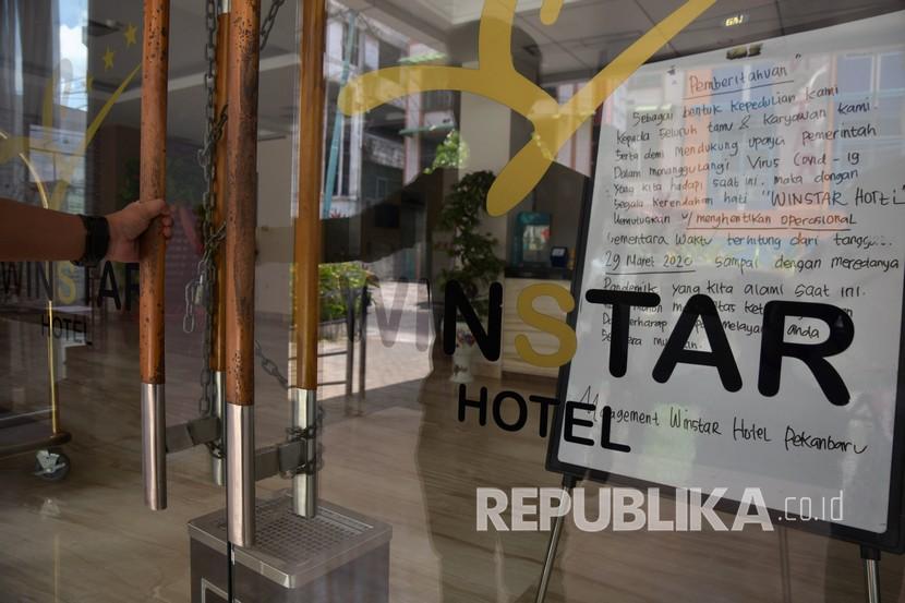 Sebuah hotel tutup sementara akibat wabah COVID-19 di Kota Pekanbaru, Riau, Sabtu (4/4/2020). Sejumlah hotel di Pekanbaru memilih tutup sementara karena berdasarkan data Persatuan Hotel dan Restoran (PHRI) Riau, tingkat hunian hotel anjlok tinggal 15 persen karena dampak pandemi COVID-19. 