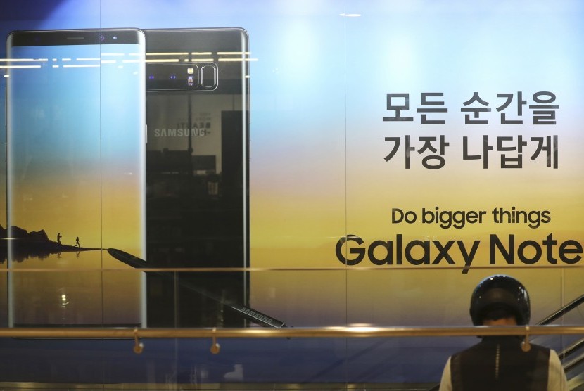 Sebuah iklan dari Samsung Electronics Galaxy Note 8 di sebuah toko di Seoul, Korea Selatan, Jumat (25/8).