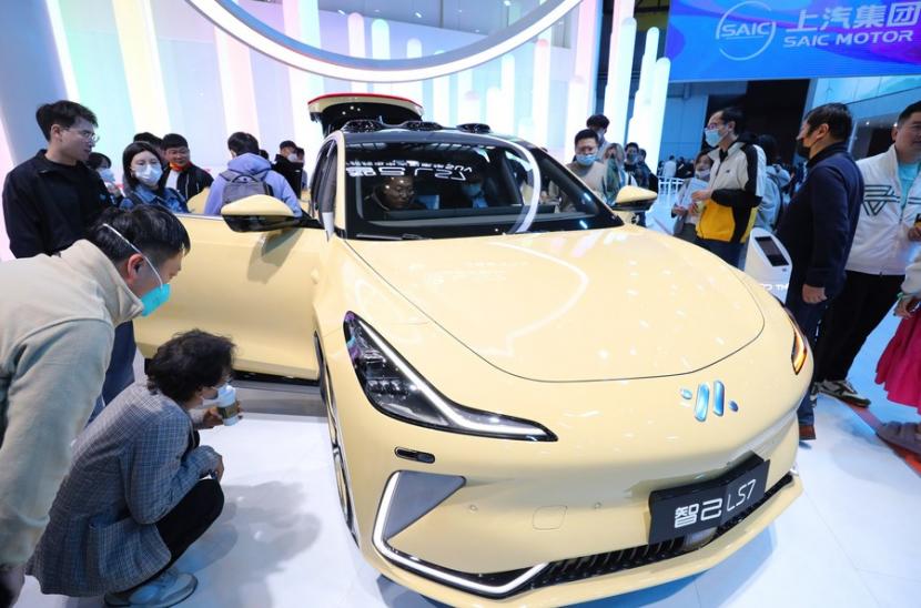 Sebuah IM LS7 ditampilkan di Pameran Industri Otomotif Internasional Shanghai ke-20 di Shanghai, Tiongkok Timur, 24 April 2023.