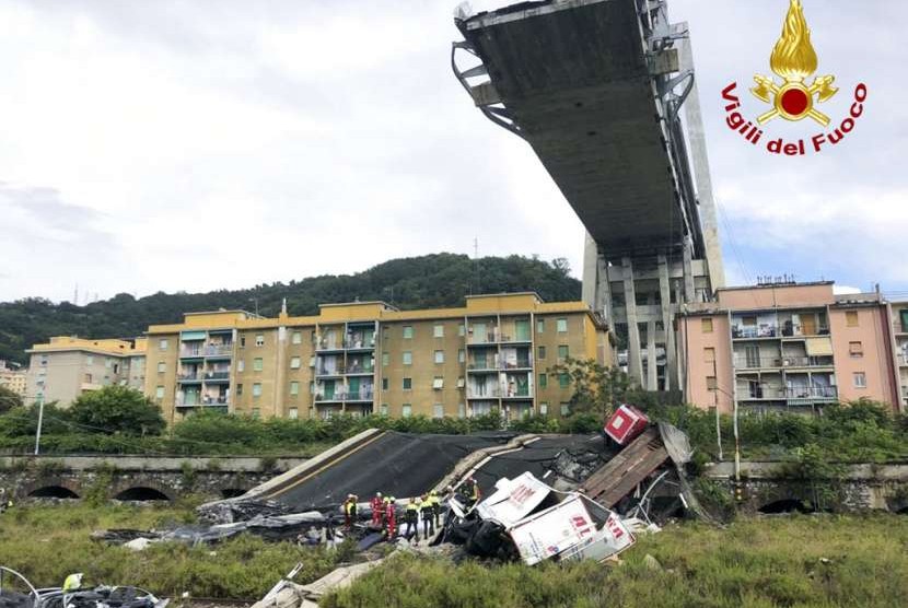 Sebuah jalan layang di Genoa, Italia, ambrol pada Selasa (14/8).