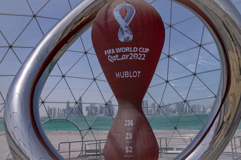Sebuah jam hitung mundur ditampilkan di pinggir laut di Doha, Qatar, Selasa, 29 Maret 2022. Taiwan minta Qatar agar faktor politik tak dicampur aduk dalam ajang olahraga.