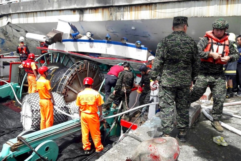 Sebuah jembatan ambruk di pelabuhan di Nanfangao, timur Taiwan, Selasa (1/10). Sebuah truk tanker jatuh, dan jembatan menimpa kapal nelayan.