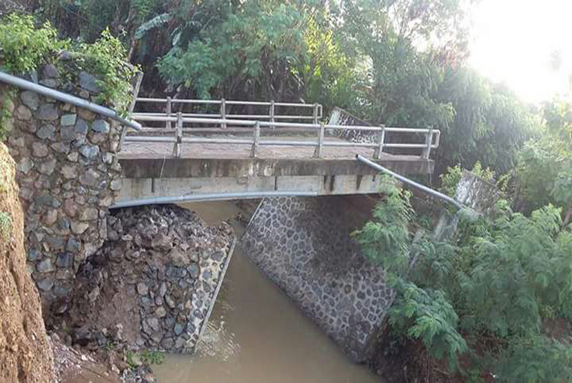 Sebuah jembatan di Desa Cenggu Kecamatan Belo, Kabupaten Bima terputus akibat banjir yang melanda wilayah ini pada Senin (13/2) malam.