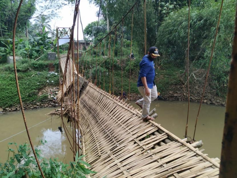 Sebuah jembatan gantung yang menghubungkan tiga desa di Kecamatan Sukaresik, Kabupaten Tasikmalaya, mengalami kerusakan berat sejak lima bulan lalu. Namun, hingga kini belum ada upaya penanganan  perbaikan jembatan yang berdiri di atas Sungai Cikidang itu.