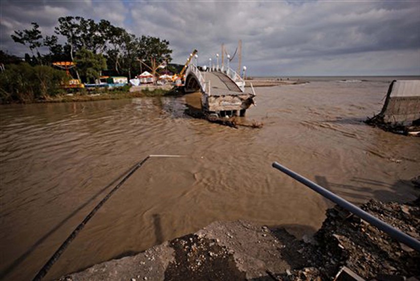 Sebuah jembatan rusak akibat banjir di Gelendzhik, Rusia Selatan, Sabtu, 7 Juli 2012.