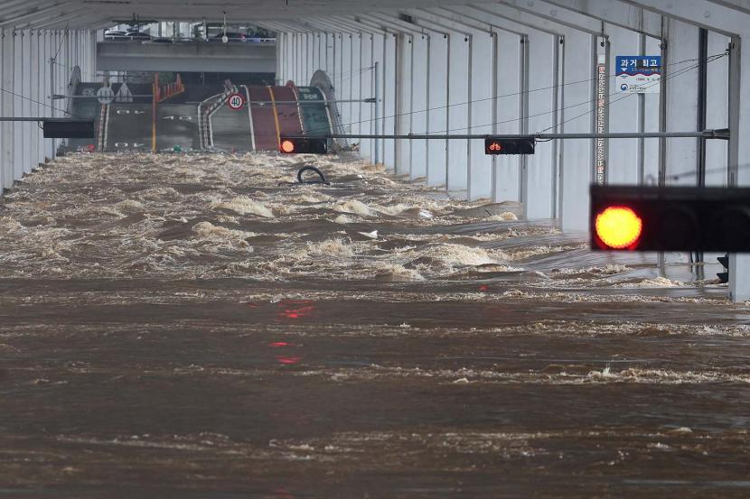  Sebuah jembatan terendam oleh hujan deras sehari sebelumnya di sungai Han di Seoul, Korea Selatan, 9 Agustus 2022. 