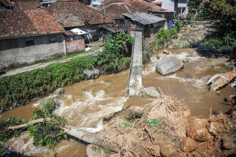 Sebuah jembatan terputus di Kampung Cimuncang, Ciwidey, Kabupaten Bandung, Jawa Barat, Selasa (7/6/2022). Banjir bandang yang terjadi pada Senin (6/6/2022) menyebabkan belasan rumah rusak ringan dan berat serta satu jembatan penguhubung antar desa terputus. 