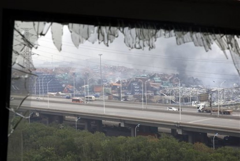 Sebuah jendela pecah akibat kerasnya ledakan di sebuha gudang di kota pelabuhan Tianjin, Jumat (14/8). 