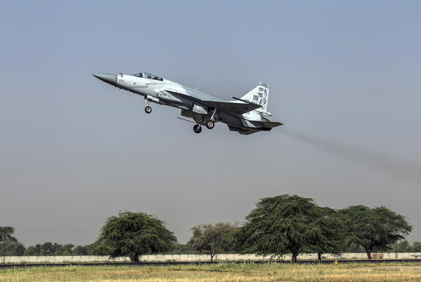 Sebuah jet tempur F-7PG buatan Cina.   (Reuters/Zohra Bensemra)