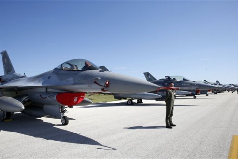 Sebuah jet tempur F16 diparkir (ilustrasi). Denmark akan menyumbangkan 19 jet tempur F-16 untuk Ukraina.