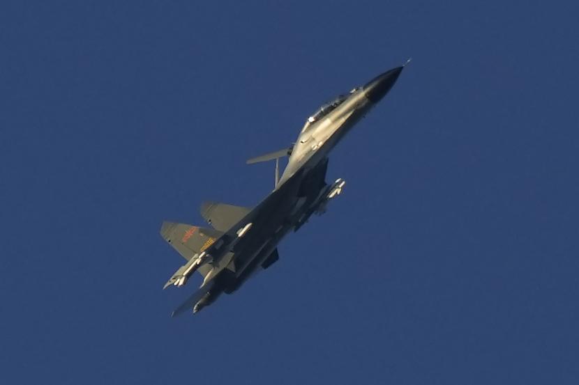  Sebuah jet tempur militer J-11 China terbang di atas Selat Taiwan dekat Pingtan, daratan terdekat China daratan dengan pulau Taiwan, di Pingtan di Provinsi Fujian, China tenggara, Jumat, 5 Agustus 2022. China mengatakan pihaknya membatalkan atau menangguhkan dialog dengan AS mengenai isu-isu mulai dari perubahan iklim hingga hubungan militer dan upaya anti-narkoba sebagai pembalasan atas kunjungan Ketua DPR AS Nancy Pelosi minggu ini ke Taiwan.